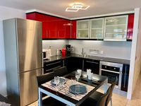 Well equipped kitchen with dining area